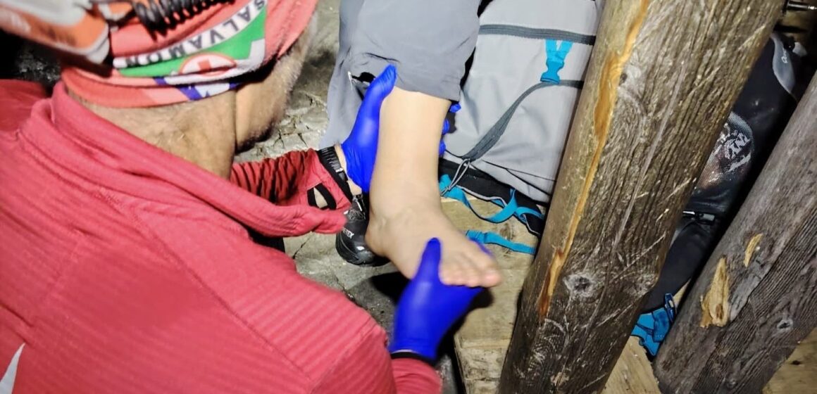 SALVAMONT MARAMUREȘ: Intervenție nocturnă în Munții Rodnei pentru salvarea unei persoane accidentate în zona Puzdrele SALVAMONT MARAMUREȘ: Intervenție nocturnă în Munții Rodnei pentru salvarea unei persoane accidentate în zona Puzdrele
