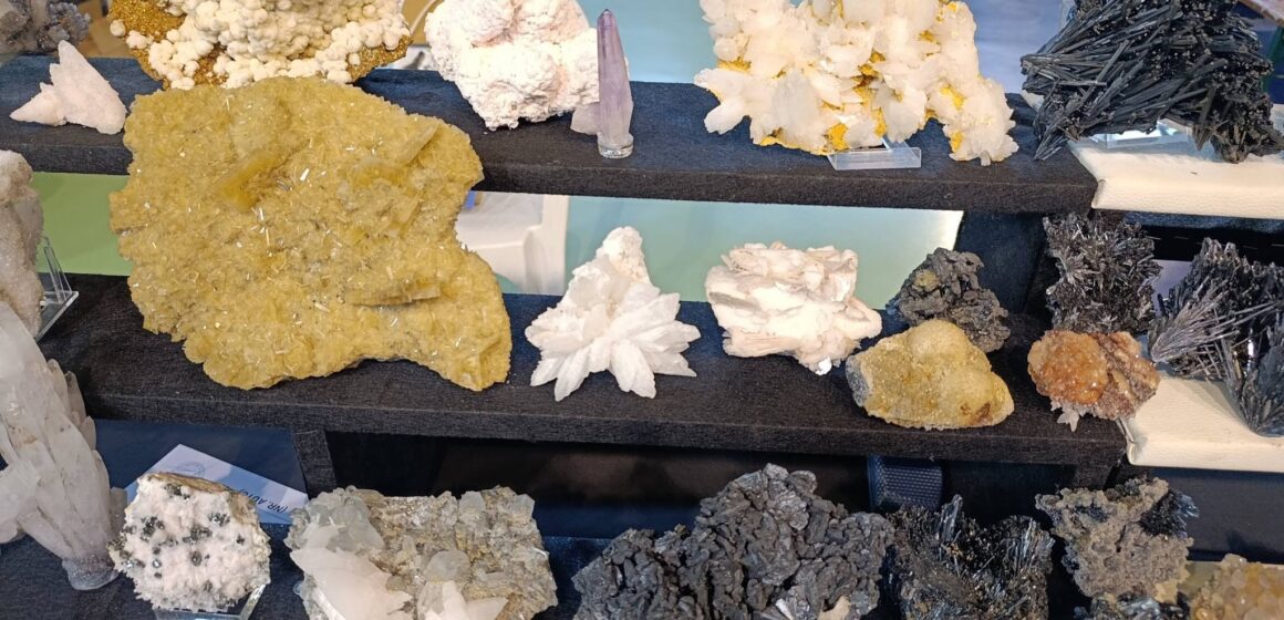 MUZEUL JUDEȚEAN DE MINERALOGIE: Stibina de Maramureș – o incursiune în diversitatea și spectaculozitatea unuia dintre mineralele reprezentative