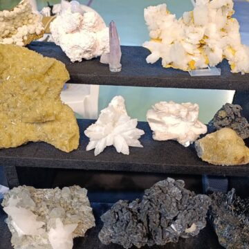 MUZEUL JUDEȚEAN DE MINERALOGIE: Stibina de Maramureș – o incursiune în diversitatea și spectaculozitatea unuia dintre mineralele reprezentative MUZEUL JUDEȚEAN DE MINERALOGIE: Stibina de Maramureș – o incursiune în diversitatea și spectaculozitatea unuia dintre mineralele reprezentative