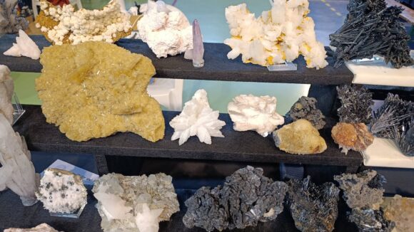 MUZEUL JUDEȚEAN DE MINERALOGIE: Stibina de Maramureș – o incursiune în diversitatea și spectaculozitatea unuia dintre mineralele reprezentative