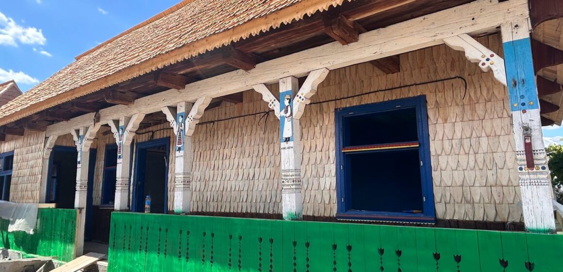 MUZEUL SATULUI MARAMUREȘEAN: Lucrările continuă la Casa Memorială „Stan Ioan Pătraș” – s-a lucrat la restaurarea stâlpilor porții