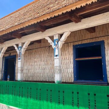 MUZEUL SATULUI MARAMUREȘEAN: Lucrările continuă la Casa Memorială „Stan Ioan Pătraș” – s-a lucrat la restaurarea stâlpilor porții