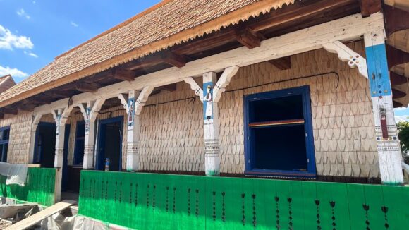 MUZEUL SATULUI MARAMUREȘEAN: Lucrările continuă la Casa Memorială „Stan Ioan Pătraș” – s-a lucrat la restaurarea stâlpilor porții MUZEUL SATULUI MARAMUREȘEAN: Lucrările continuă la Casa Memorială „Stan Ioan Pătraș” – s-a lucrat la restaurarea stâlpilor porții
