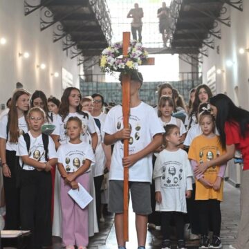 MEMORIALUL SIGHET: Pentru al 27-lea an consecutiv, tineri pelerini parcurg pe jos cei 165 de kilometri MEMORIALUL SIGHET: Pentru al 27-lea an consecutiv, tineri pelerini parcurg pe jos cei 165 de kilometri