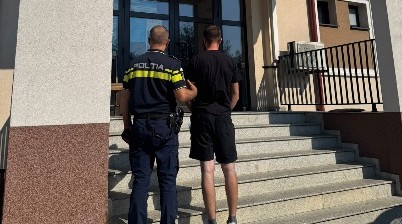 DUPĂ FAPTĂ ȘI RĂSPLATĂ: Tânăr arestat preventiv pentru violență în familie, distrugere și amenințări