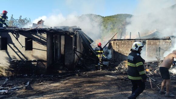 NISTRU: Două persoane rănite în urma unui incendiu