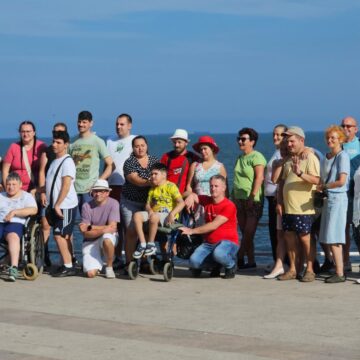 ASOCIAȚIA ESPERANDO: Tabără recreativă la mare pentru 30 de persoane cu dizabilități, părinți, aparținători