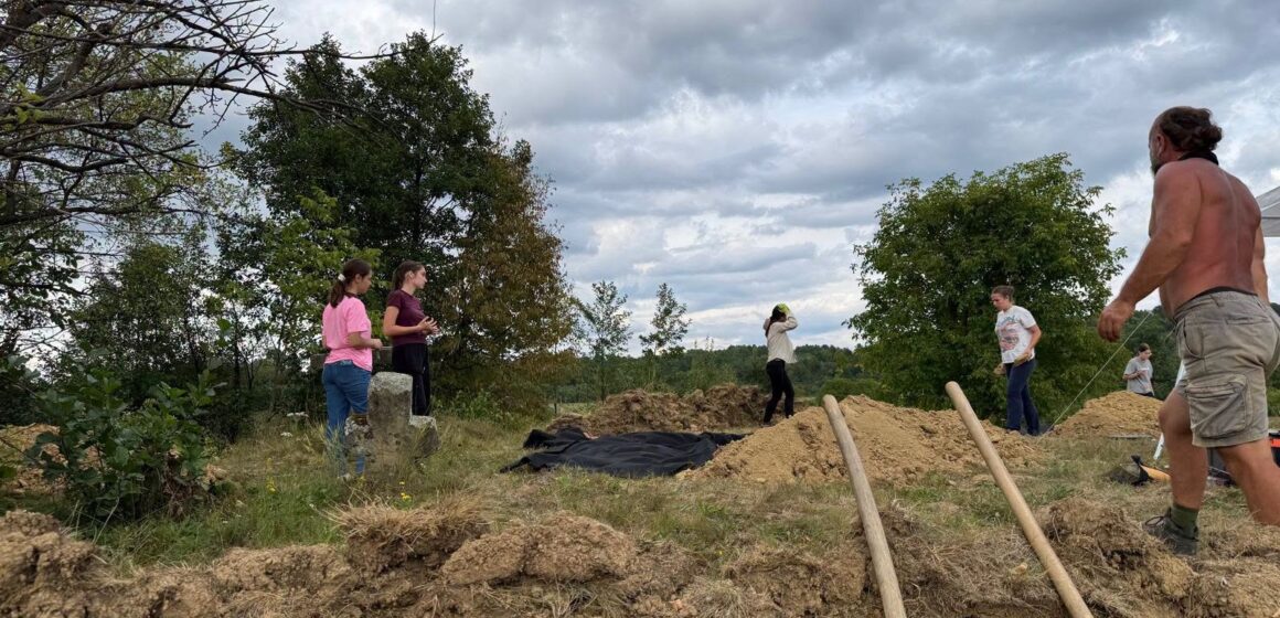 MUZEUL MARAMUREȘAN: s-a încheiat campania arheologică de la Breb Copăciș – s-au descoperit mai multe morminte
