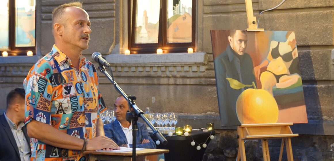 VIDEO: Experimente cu însoțitori – vernisajul expoziției de pictură semnată de Pintér Zsolt în cea de a patra zi a Főtér Fesztivál 2026 VIDEO: Experimente cu însoțitori – vernisajul expoziției de pictură semnată de Pintér Zsolt în cea de a patra zi a Főtér Fesztivál 2026