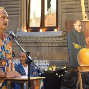 VIDEO: Experimente cu însoțitori – vernisajul expoziției de pictură semnată de Pintér Zsolt în cea de a patra zi a Főtér Fesztivál 2026 VIDEO: Experimente cu însoțitori – vernisajul expoziției de pictură semnată de Pintér Zsolt în cea de a patra zi a Főtér Fesztivál 2026