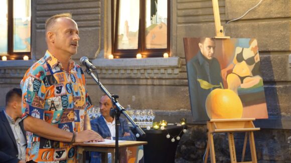 VIDEO: Experimente cu însoțitori – vernisajul expoziției de pictură semnată de Pintér Zsolt în cea de a patra zi a Főtér Fesztivál 2026