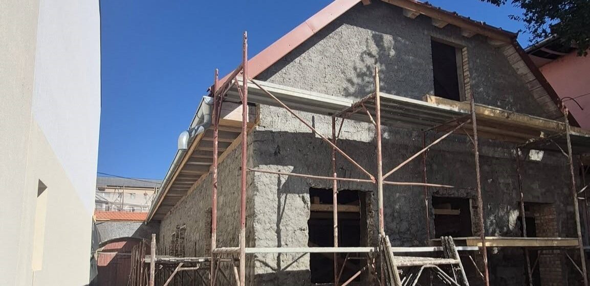 SIGHETU MARMAȚIEI: Continuă lucrările de reabilitare la Casa Pălărierului – următoarele etape vizează înlocuirea tâmplăriei și refacerea fațadei