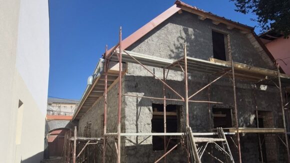 SIGHETU MARMAȚIEI: Continuă lucrările de reabilitare la Casa Pălărierului – următoarele etape vizează înlocuirea tâmplăriei și refacerea fațadei