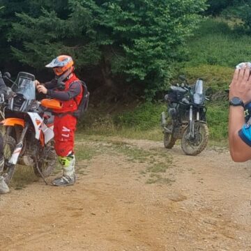 JANDARMII MONTANI: Trei cetățeni cehi, sancționați după ce au fost surprinși cu motociclete Enduro în fondul cinegetic