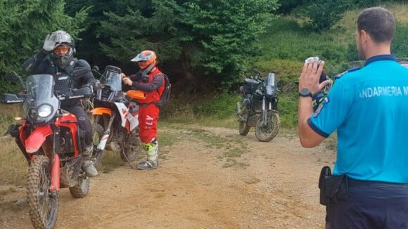 JANDARMII MONTANI: Trei cetățeni cehi, sancționați după ce au fost surprinși cu motociclete Enduro în fondul cinegetic