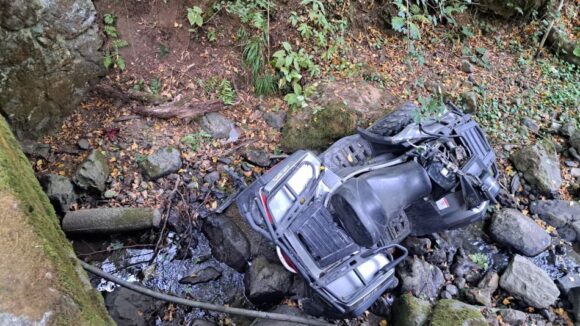 ACCIDENT: Un bărbat a ajuns la spital după ce s-a răsturnat cu ATV-ul într-o râpă