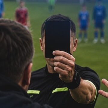FOTBAL: FRF introduce cartonașul negru în competițiile de juniori FOTBAL: FRF introduce cartonașul negru în competițiile de juniori