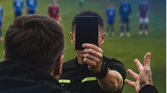 FOTBAL: FRF introduce cartonașul negru în competițiile de juniori FOTBAL: FRF introduce cartonașul negru în competițiile de juniori
