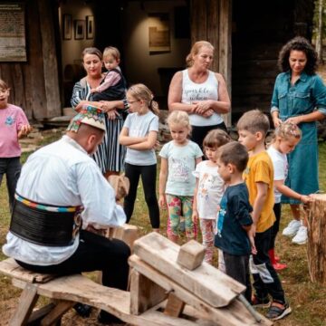 MUZEUL SATULUI MARAMUREȘEAN: Zile speciale de vacanță, în cadrul programului „Meșterește cu noi!” MUZEUL SATULUI MARAMUREȘEAN: Zile speciale de vacanță, în cadrul programului „Meșterește cu noi!”