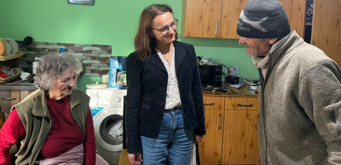 ZAHORÁNSZKI BRIGITTA, cu ocazia Zilelor Satului Dămăcușeni și-a făcut timp să bată la ușile oamenilor și să discute personal cu ei