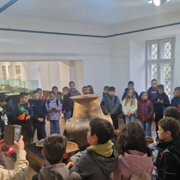 MUZEUL JUDEȚEAN DE ISTORIE: Peste 3.300 de beneficiari, de la cei mai mici exploratori până la elevi dornici să descopere istoria, patrimoniul și știința prin experiențe interactive.