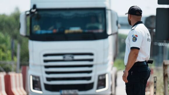 POLIȚIA DE FRONTIERĂ SIGHETU MARMAȚIEI: Restricții de circulație în Ungaria pentru camioanele de peste 7,5 tone