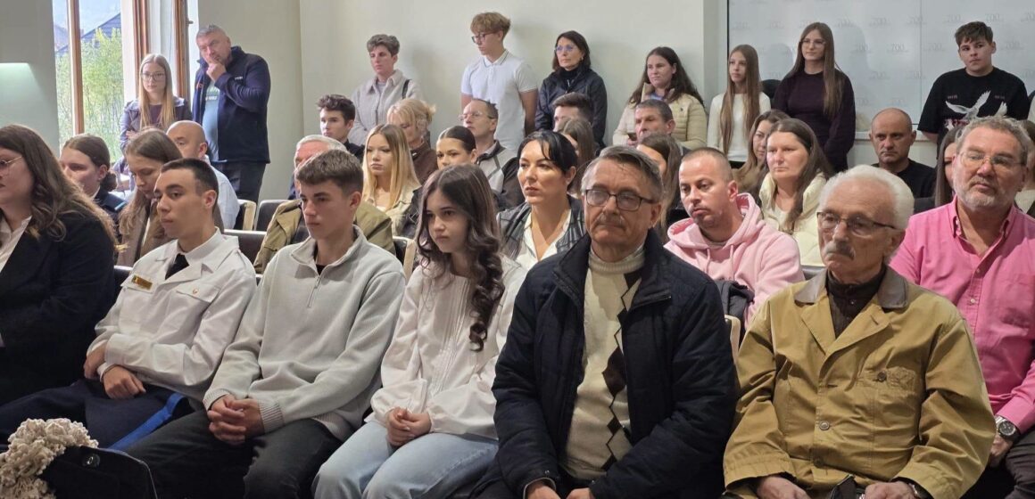 SIGHETU MARMAȚIEI: 19 șefi de promoție din Maramureșul Istoric au fost răsplătiți pentru munca lor asiduă SIGHETU MARMAȚIEI: 19 șefi de promoție din Maramureșul Istoric au fost răsplătiți pentru munca lor asiduă