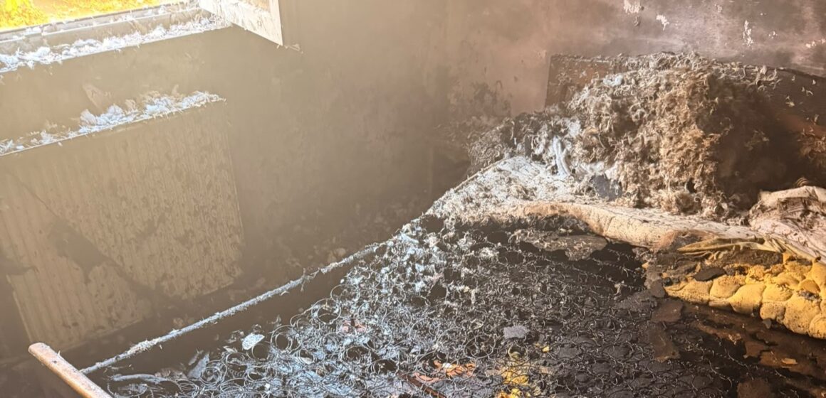 INSPECTORATUL DE JANDARMI MARAMUREȘ: Bărbat suspectat că ar fi provocat un incendiu într-un bloc de locuințe din Baia Mare, imobilizat de jandarmi și condus la sediul poliției INSPECTORATUL DE JANDARMI MARAMUREȘ: Bărbat suspectat că ar fi provocat un incendiu într-un bloc de locuințe din Baia Mare, imobilizat de jandarmi și condus la sediul poliției
