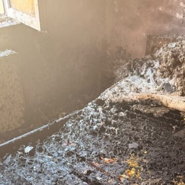 INSPECTORATUL DE JANDARMI MARAMUREȘ: Bărbat suspectat că ar fi provocat un incendiu într-un bloc de locuințe din Baia Mare, imobilizat de jandarmi și condus la sediul poliției INSPECTORATUL DE JANDARMI MARAMUREȘ: Bărbat suspectat că ar fi provocat un incendiu într-un bloc de locuințe din Baia Mare, imobilizat de jandarmi și condus la sediul poliției