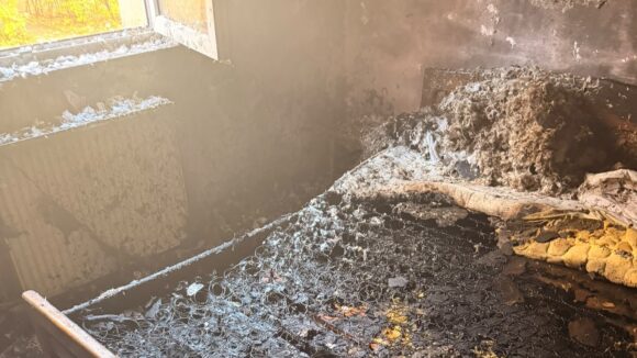 INSPECTORATUL DE JANDARMI MARAMUREȘ: Bărbat suspectat că ar fi provocat un incendiu într-un bloc de locuințe din Baia Mare,  imobilizat de jandarmi și condus la sediul poliției
